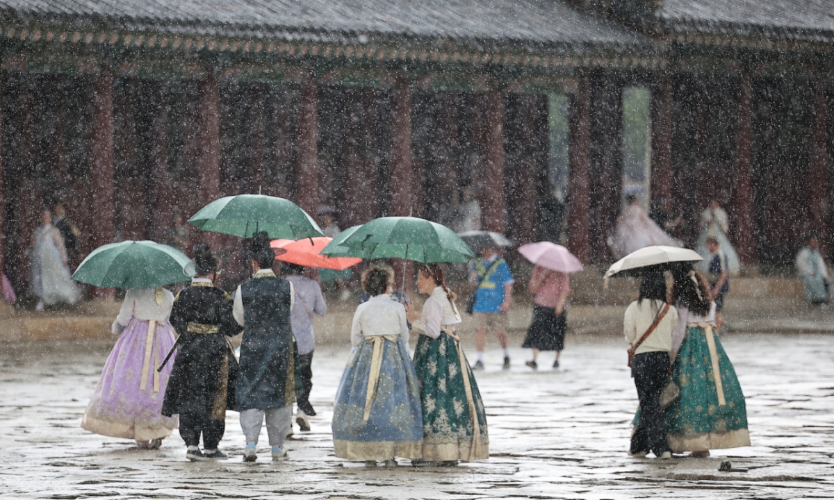 지난 1일 오후 서울 종로구 경복궁에서 우산을 쓴 외국인 관광객들이 발걸음을 옮기고 있다. /사진 = 뉴스1
