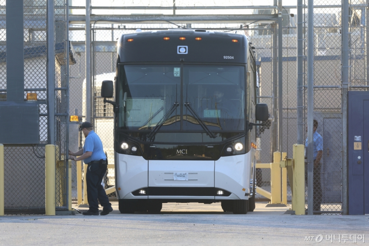 [포크스턴=AP/뉴시스] 10일(현지 시간) 미국 조지아주 포크스턴 이민세관단속국(ICE) 구금시설에서 버스가 이동하고 있다. 정부에 따르면 11일 정오 한국인 316명 등 총 330명이 전세기에 탑승해 귀국할 예정이다. 