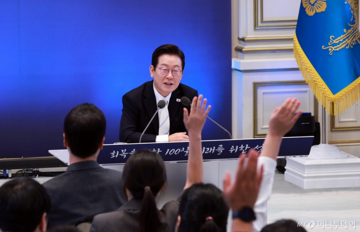 [서울=뉴시스] 고범준 기자 = 이재명 대통령이 11일 청와대 영빈관에서 열린 취임 100일 기자회견 '회복을 위한 100일, 미래를 위한 성장'에서 취재진 질문을 받고 있다. 2025.09.11. bjko@newsis.com /사진=고범준