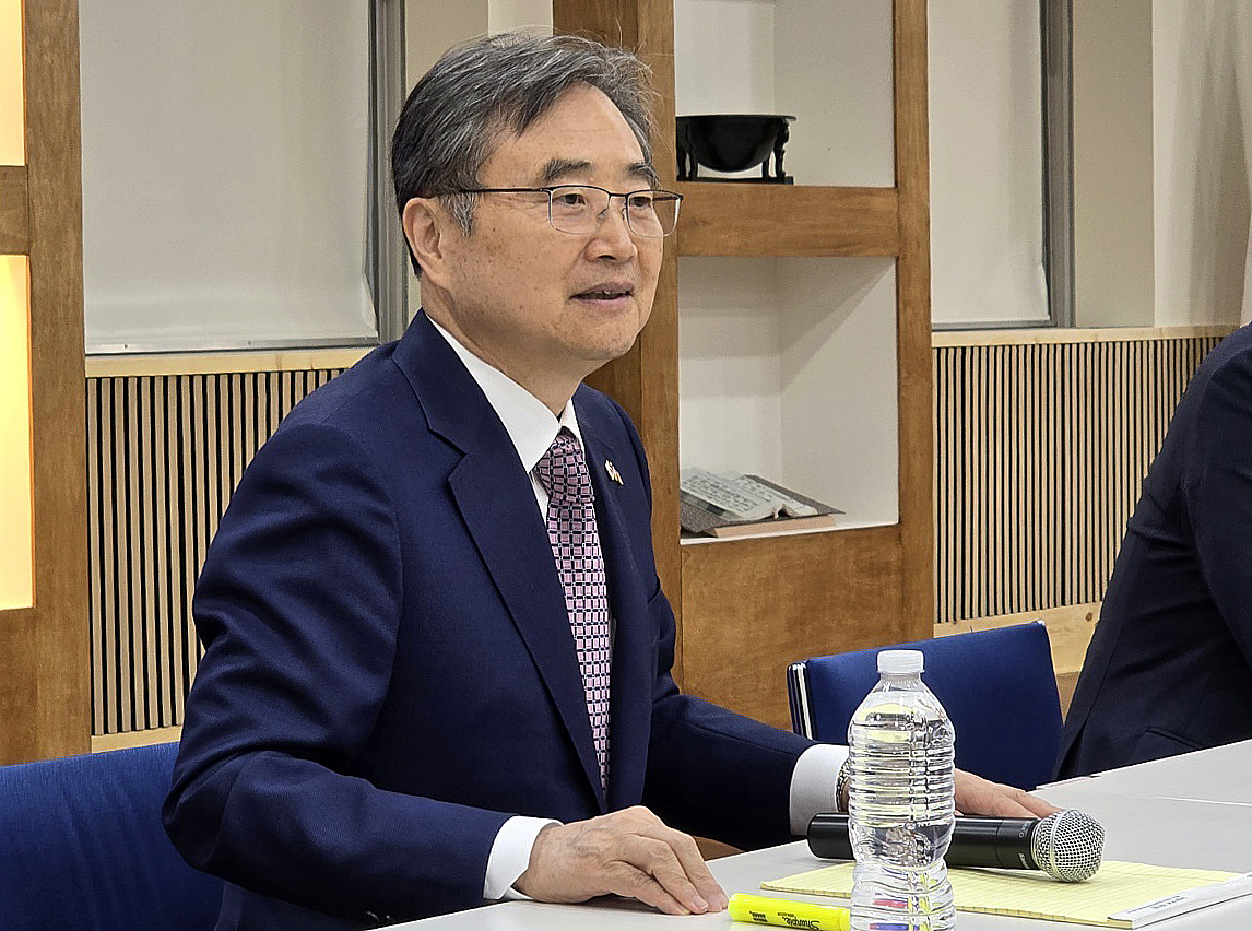 조현 외교부 장관이 10일(현지시간) 미국 워싱턴DC 주미한국대사관에서 마코 루비오 미 국무부 장관과 만나 조지아주 한국인 근로자 조기 석방을 위해 논의한 내용에 대해 한국 취재진들에게 설명하고 있다. /사진=뉴스1.
