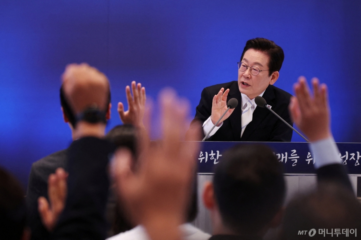 (로이터=뉴스1) = 이재명 대통령이 11일 청와대 영빈관에서 '회복을 위한 100일, 미래를 위한 성장'을 주제로 열린 취임 100일 기자회견에서 기자들의 질문에 답변하고 있다.  ⓒ 로이터=뉴스1  Copyright © 뉴스1. All rights reserved. 무단 전재 및 재배포,  AI학습 이용 금지. /사진=(로이터=뉴스1)