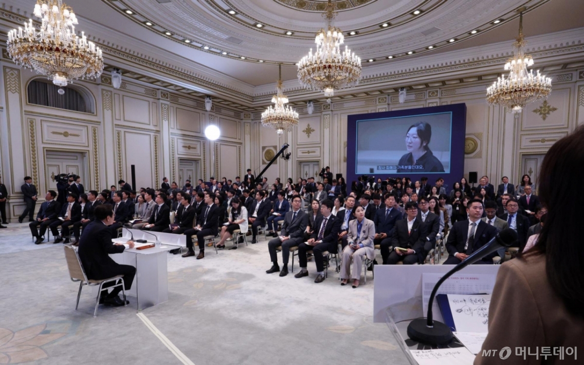 [서울=뉴시스] 고범준 기자 = 이재명 대통령이 11일 청와대 영빈관에서 열린 취임 100일 기자회견 '회복을 위한 100일, 미래를 위한 성장'에서 취재진 질문을 듣고 있다. 2025.09.11. bjko@newsis.com /사진=고범준