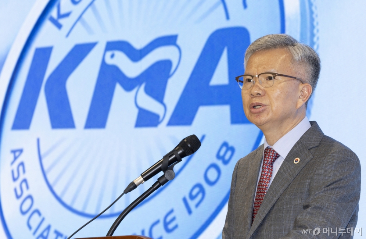 [서울=뉴시스] 김근수 기자 = 김택우 대한의사협회장이 28일 오후 서울 용산구 대한의사협회에서 열린 제43대 의협 집행부 제28차 의료현안 관련 정례브리핑에서 발언하고 있다. 2025.08.28. ks@newsis.com /사진=김근수