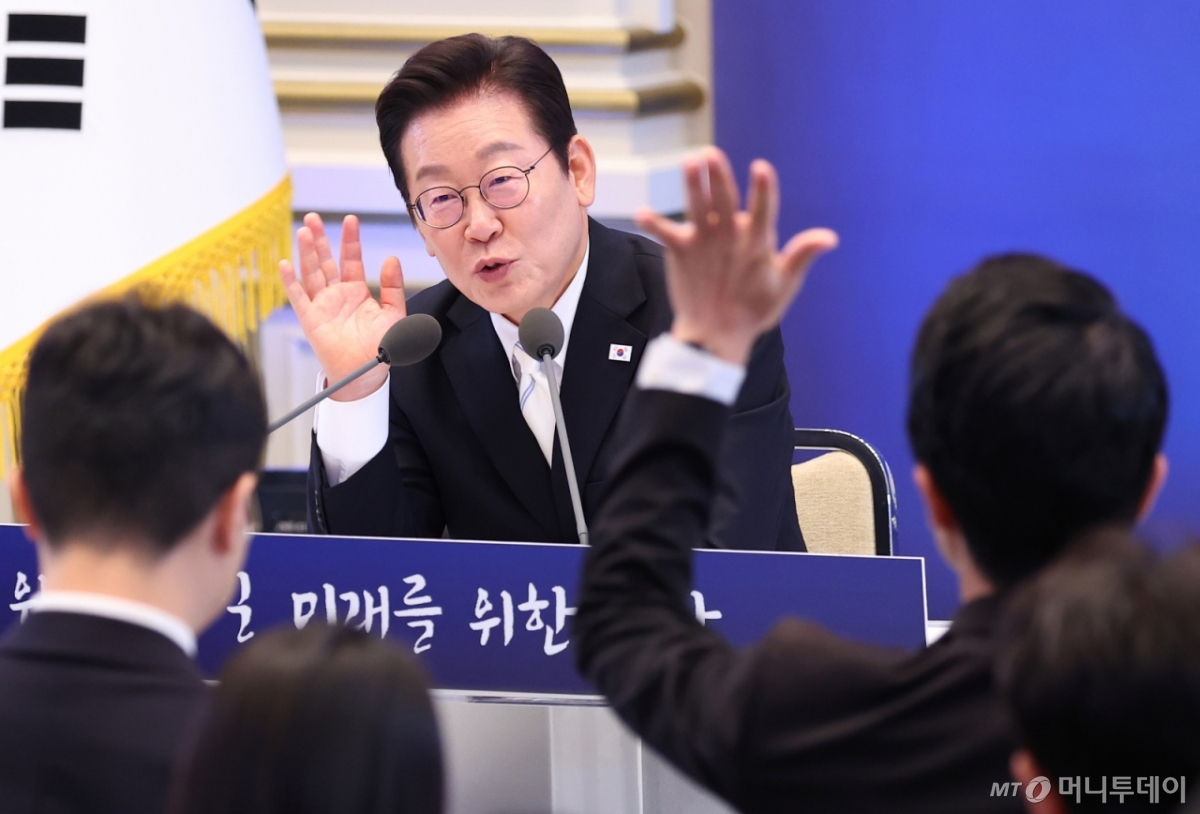 [서울=뉴시스] 고범준 기자 = 이재명 대통령이 11일 청와대 영빈관에서 열린 취임 100일 기자회견 '회복을 위한 100일, 미래를 위한 성장'에서 취재진 질문을 받고 있다. (대통령실통신사진기자단) 2025.09.11. bjko@newsis.com /사진=