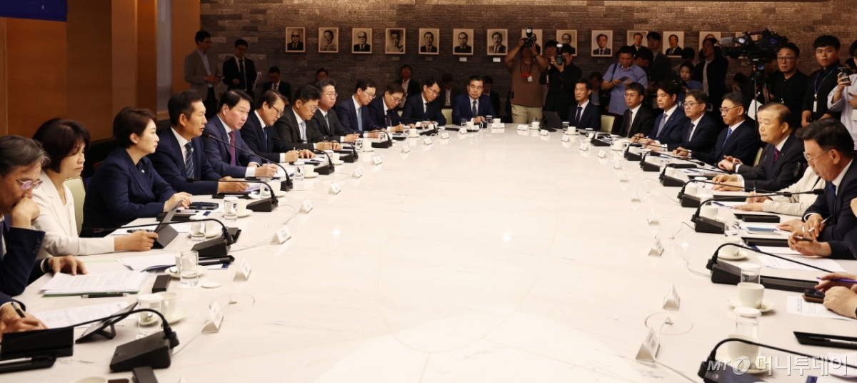 (서울=뉴스1) 구윤성 기자 = 정청래 더불어민주당 대표가 8일 오전 서울 중구 대한상공회의소에서 열린 최태원 대한상의 회장 등 기업인들과의 정책 간담회에서 인사말을 하고 있다. 2025.9.8/뉴스1  Copyright © 뉴스1. All rights reserved. 무단 전재 및 재배포,  AI학습 이용 금지. /사진=(서울=뉴스1) 구윤성 기자