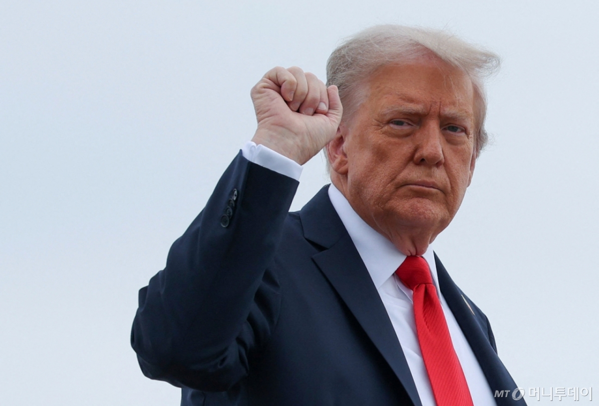 (메릴랜드 로이터=뉴스1) 류정민 특파원 = 도널드 트럼프 미국 대통령이 7일(현지시간) 미국 메릴랜드주 앤드루스 합동기지에서 뉴욕으로 출발하는 에어포스원(미 대통령 전용기)에 탑승하며 주먹을 쥐어 보이고 있다. 2025.09.07.  ⓒ 로이터=뉴스1  Copyright © 뉴스1. All rights reserved. 무단 전재 및 재배포,  AI학습 이용 금지. 