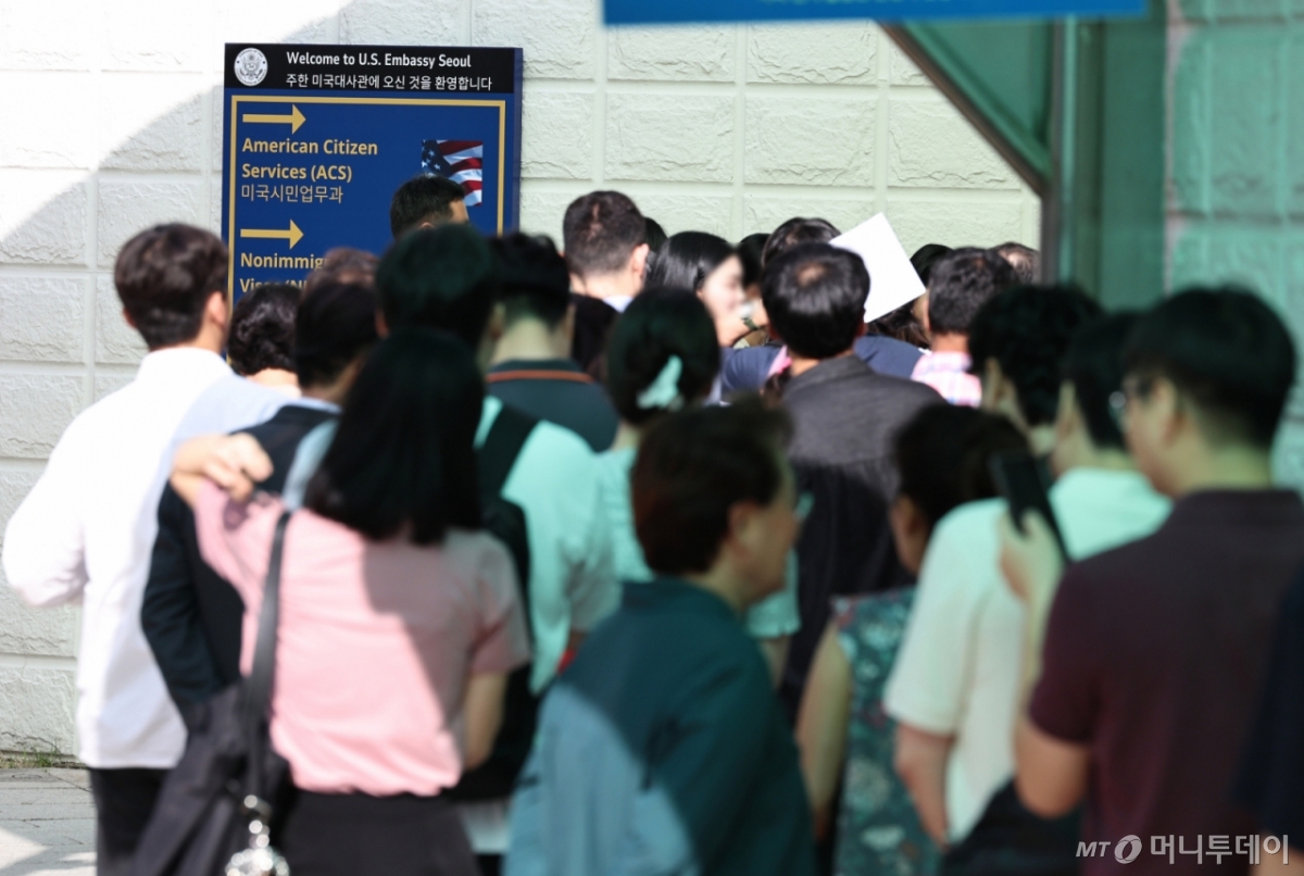 (서울=뉴스1) 구윤성 기자 = '조지아 구금 사태'에 미국 비자 문제가 수면 위로 드러난 가운데, 8일 오전 서울 종로구 주한 미국대사관 앞에서 시민들이 미국 비자를 발급받기 위해 줄을 서고 있다. 2025.9.8/뉴스1  Copyright © 뉴스1. All rights reserved. 무단 전재 및 재배포,  AI학습 이용 금지. 