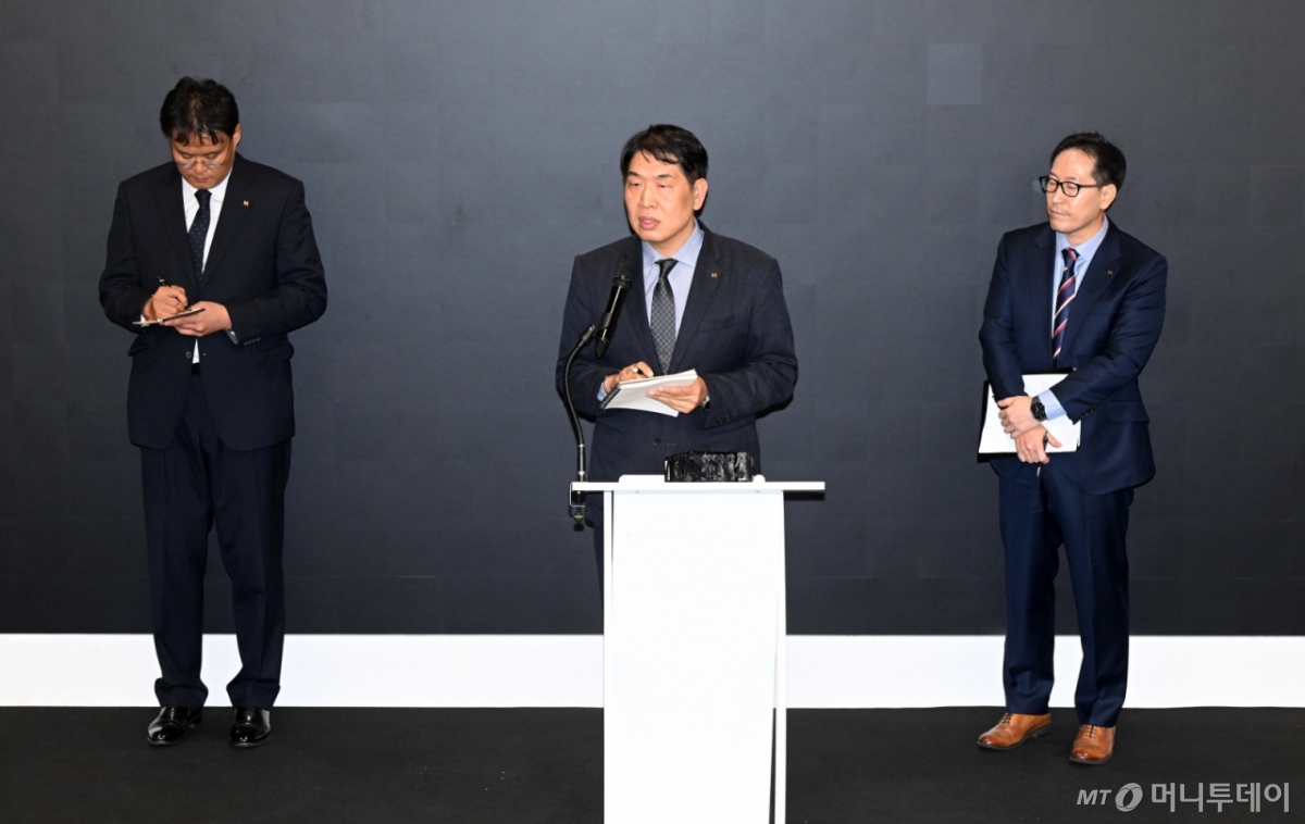 KT 주요 경영진들이 11일 서울 종로구 KT 광화문빌딩 웨스트 사옥에서 열린 소액결제 피해 관련 기자 브리핑에서 질의응답을 하고 있다./사진=뉴스1