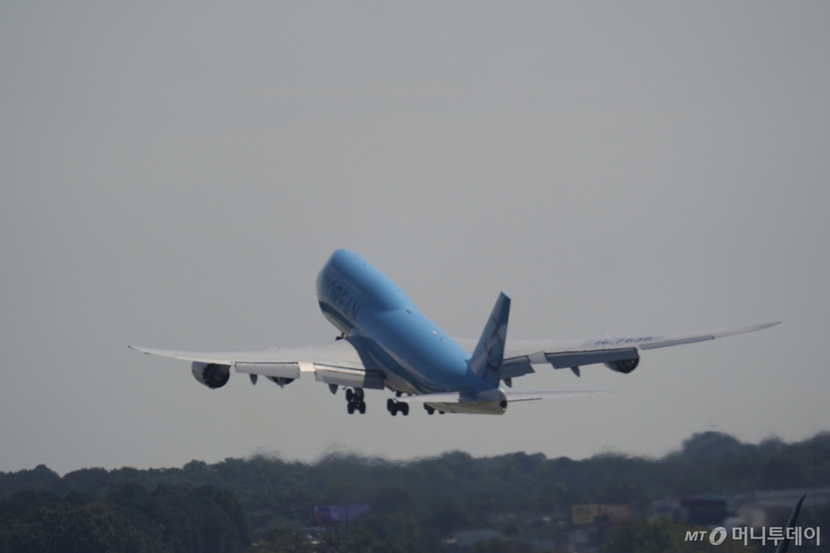 11일(현지시간) 미국 조지아주 애틀랜타 하츠필드-잭슨 국제공항에서 미국 이민 당국의 단속으로 체포됐다 석방된 현대차-LG엔솔 한국인 근로자 300여 명이 탑승한 전세기가 이륙하고 있다. / AP=뉴시스