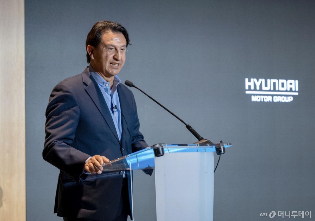 호세 무뇨스 현대차 대표이사 사장이 지난 6월3일(현지시간) 스페인 바르셀로나의 카탈루냐 콩그레스 센터에서 열린 세계자동차공학회연합 월드 모빌리티 컨퍼런스 2025에서 기조연설을 하고 있다. /사진제공=현대차그룹