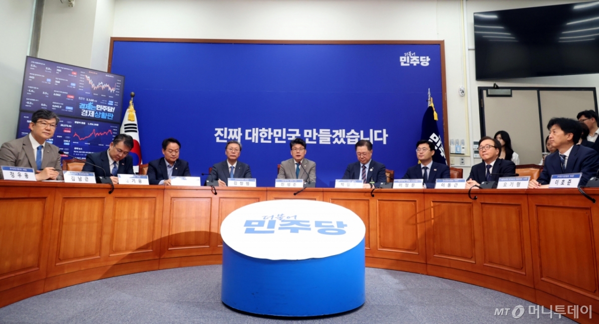 [서울=뉴시스] 조성봉 기자 = 진성준 더불어민주당 정책위의장이 30일 오전 서울 여의도 국회에서 열린 민주당-경제단체 상법 간담회에서 발언을 하고 있다. 왼쪽부터 김남근 원내민생부대표, 오기웅 중소기업중앙회 부회장, 허영 원내정책수석부표, 김창범 한국경제인협회 부회장, 진 정책위의장, 박일준 대한상공회의소 부회장, 이정문 정책위 수석부의장, 이동근 한국경영자총협회 부회장, 오기형 의원. 2025.06.30. suncho21@newsis.com /사진=조성봉