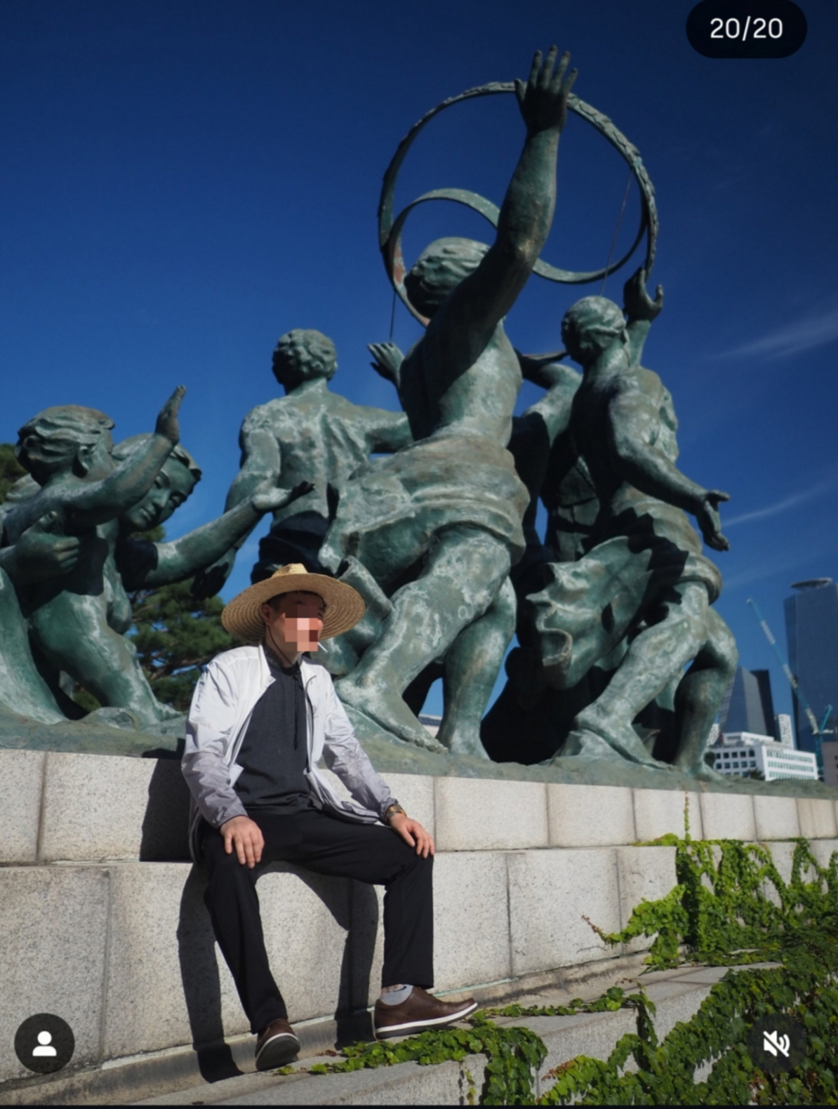  심지어 국회 본청 앞 조각상인 '애국애족의 군상' 앞에 담배를 문 채 앉아있는 남성 B씨의 인증샷도 SNS에 게시됐다. /사진=한 문신사의 SNS