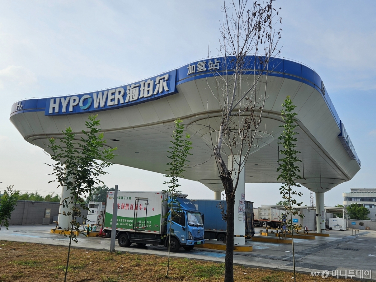 지난 11일 베이징 다싱구 '국제 수소에너지 시범구' 내에 설치된 세계 최대 수소충전소 하이파워에서 두 대의 냉장트럭이 수소를 충전하고 있다./사진=안정준 특파원