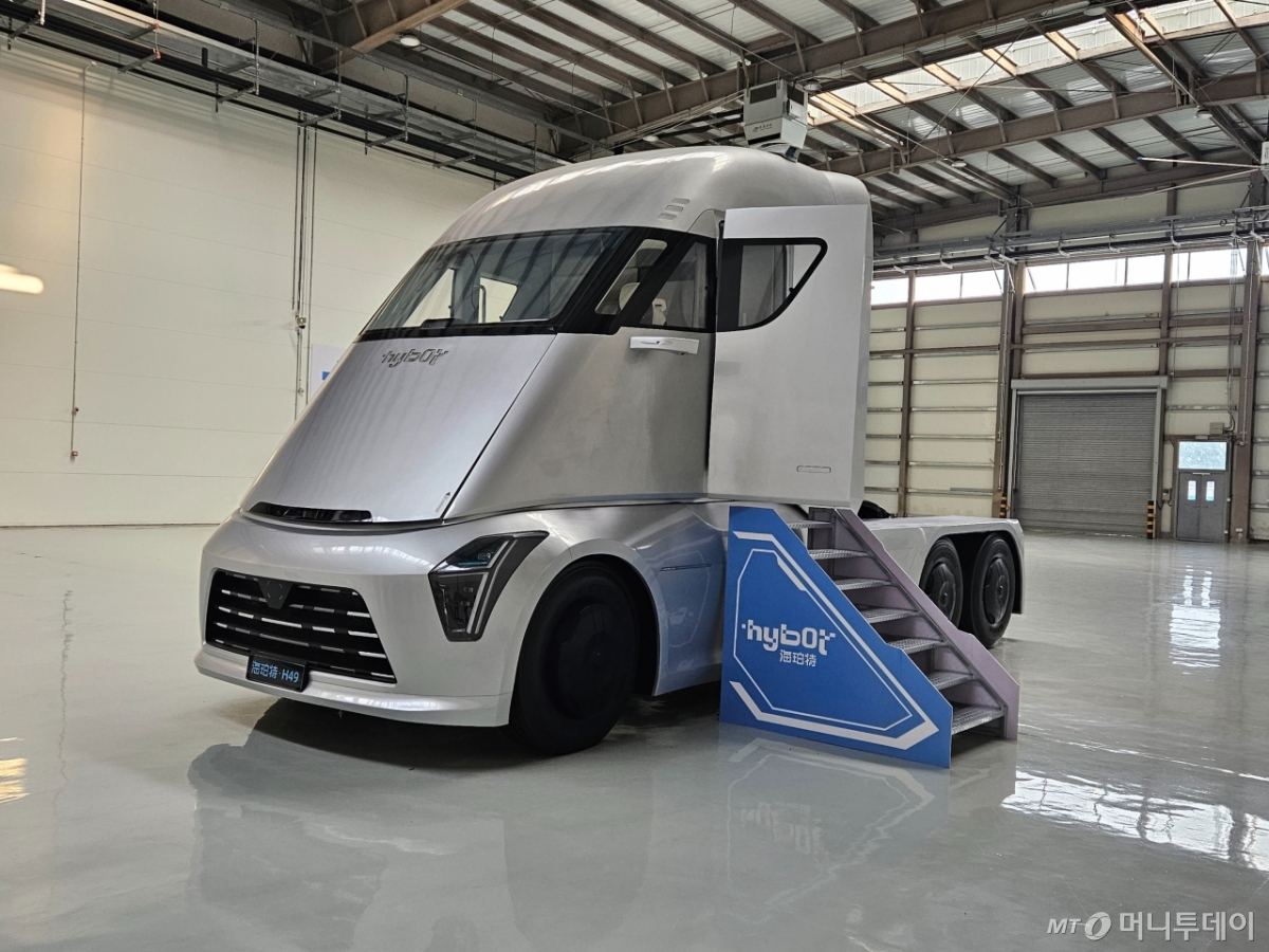 중국 최초의 수소 연료전지 상용차 물류 솔루션 전문 기업 '하이보트 테크놀로지'가 개발중인 49톤 수소연료전지 트럭/사진=안정준 특파원