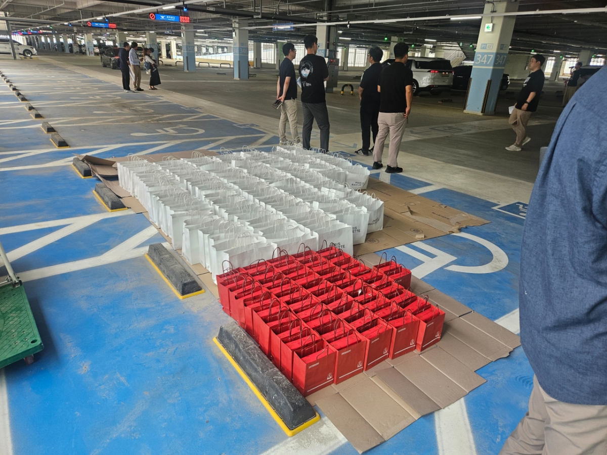 12일 오후 현대자동차 측에서 구금됐던 직원들을 위한 건강기능식품을 준비해뒀다./사진=박상혁 기자.