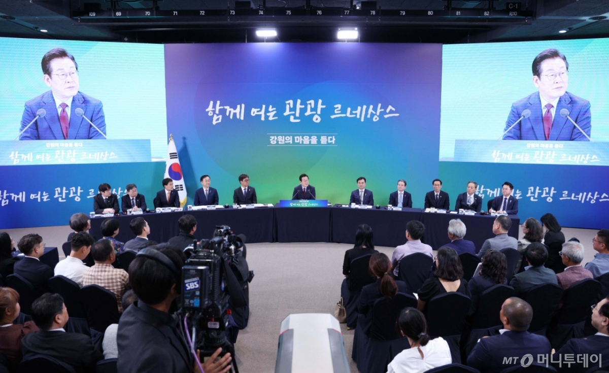 [춘천=뉴시스] 고범준 기자 = 이재명 대통령이 12일 강원 춘천시 강원창작개발센터에서 열린 '강원의 마음을 듣다' 타운홀 미팅에서 발언하고 있다. 2025.09.12. bjko@newsis.com /사진=고범준