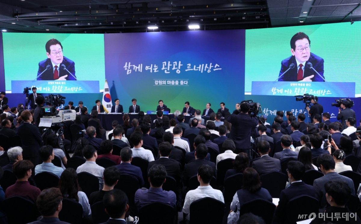 [춘천=뉴시스] 고범준 기자 = 이재명 대통령이 12일 강원 춘천시 강원창작개발센터에서 열린 '강원의 마음을 듣다' 타운홀 미팅에서 발언하고 있다. 2025.09.12. bjko@newsis.com /사진=고범준