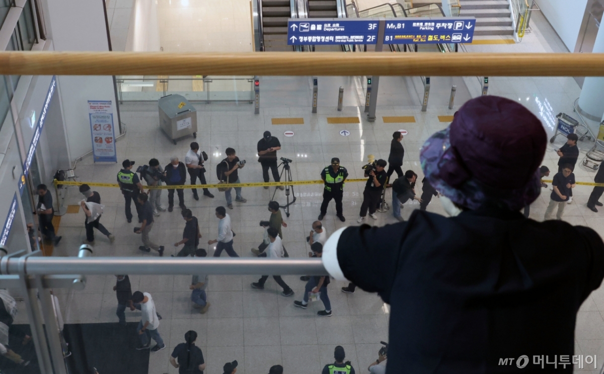 (인천공항=뉴스1) 박지혜 기자 = 한국인 근로자 총 316명과 외국 국적자 14명(중국인 10명·일본인 3명·인도네시아인 1명) 등 미 이민 당국 구금시설에 억류돼 있던 근로자 총 330명이 12일 오후 인천공항 2터미널을 통해 귀국하고 있다. (공동취재)2025.9.12/뉴스1  Copyright © 뉴스1. All rights reserved. 무단 전재 및 재배포,  AI학습 이용 금지. /사진=(인천공항=뉴스1) 박지혜 기자