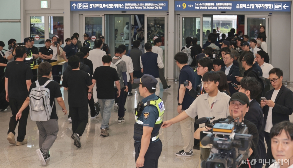 (인천공항=뉴스1) 박지혜 기자 = 미국 이민당국에 의해 조지아주에 구금됐던 한국인 근로자들이 12일 인천국제공항 제2여객터미널을 통해 귀국하고 있다. (공동취재) 2025.9.12/뉴스1  Copyright © 뉴스1. All rights reserved. 무단 전재 및 재배포,  AI학습 이용 금지. 