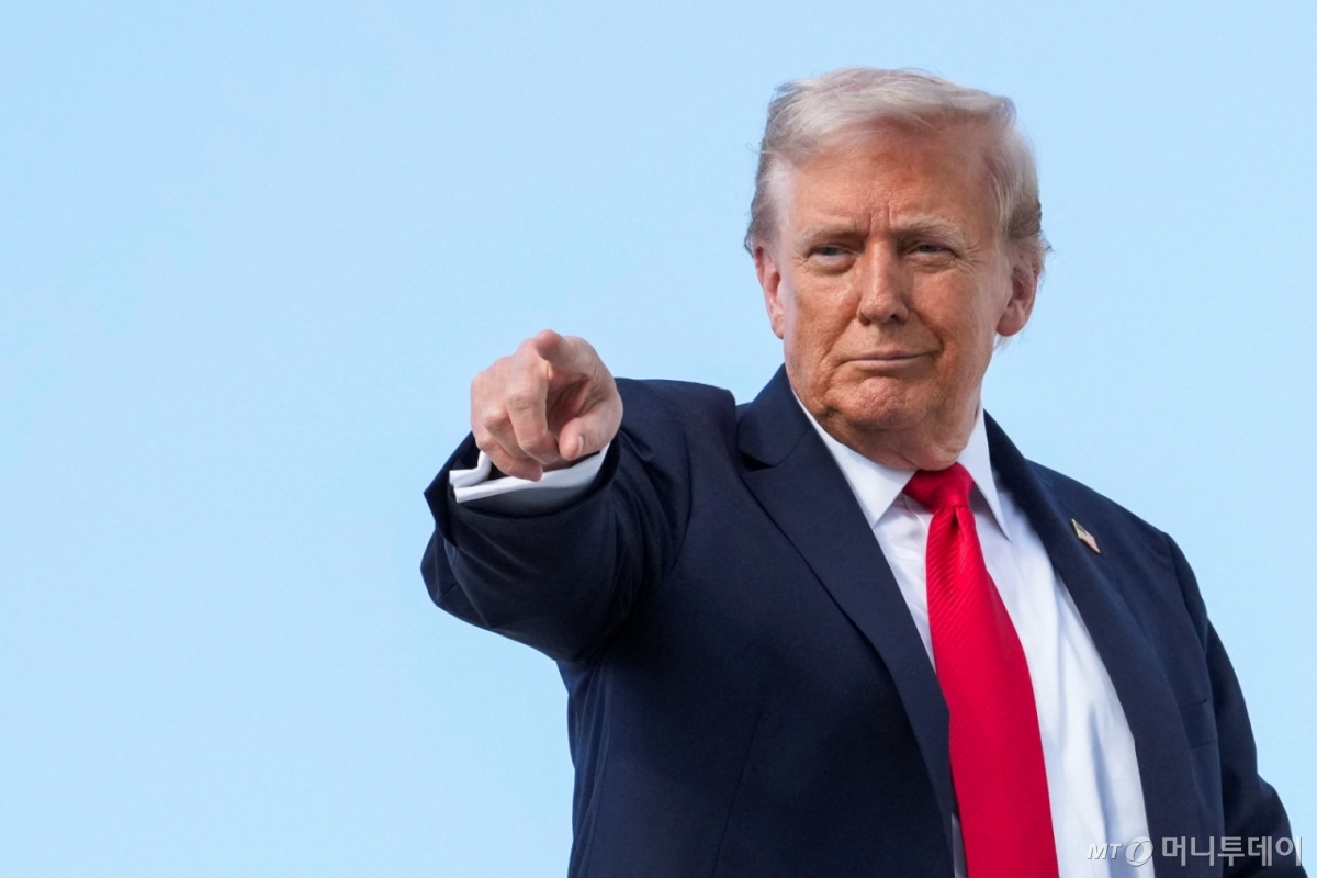 (앤드루스 합동기지 로이터=뉴스1) 강서연 기자 = 도널드 트럼프 미국 대통령이 11일(현지시간) 미국 메릴랜드주 앤드루스 합동기지에서 뉴욕으로 출발하는 에어포스 원(미 대통령 전용기)에 탑승하며 제스처를 취하고 있다. 2025.09.12  ⓒ 로이터=뉴스1  Copyright © 뉴스1. All rights reserved. 무단 전재 및 재배포,  AI학습 이용 금지. 