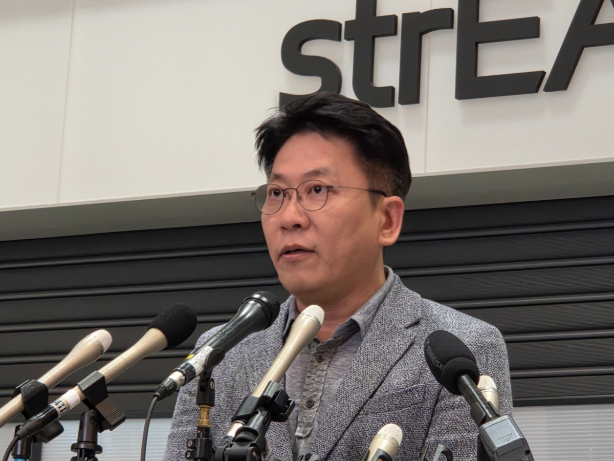 김동명 LG에너지솔루션 사장이 12일 미국 구금 인력들과 인천국제공항을 통해 입국하며 소감을 밝히고 있다/사진=공동취재단