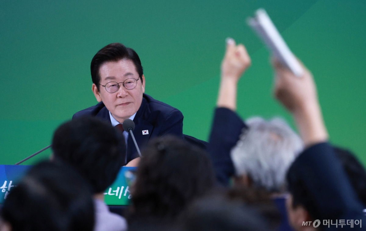 [춘천=뉴시스] 고범준 기자 = 이재명 대통령이 12일 강원 춘천시 강원창작개발센터에서 열린 '강원의 마음을 듣다' 타운홀 미팅에서 참석자들 질문을 받고 있다. 2025.09.12. bjko@newsis.com /사진=고범준