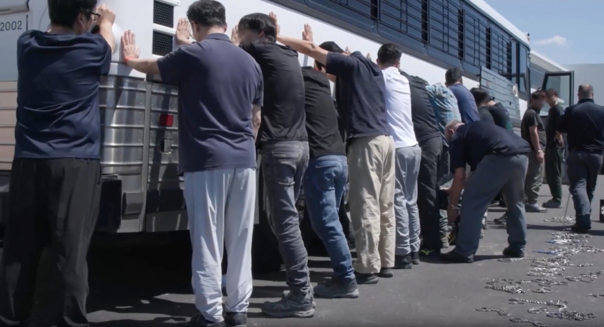 미국 이민세관단속국이 조지아주 내 현대자동차그룹과 LG에너지솔루션 합작 배터리 공장 건설 현장의 한국인 직원 300여 명을 기습 단속·구금하는 모습./사진=뉴스1.