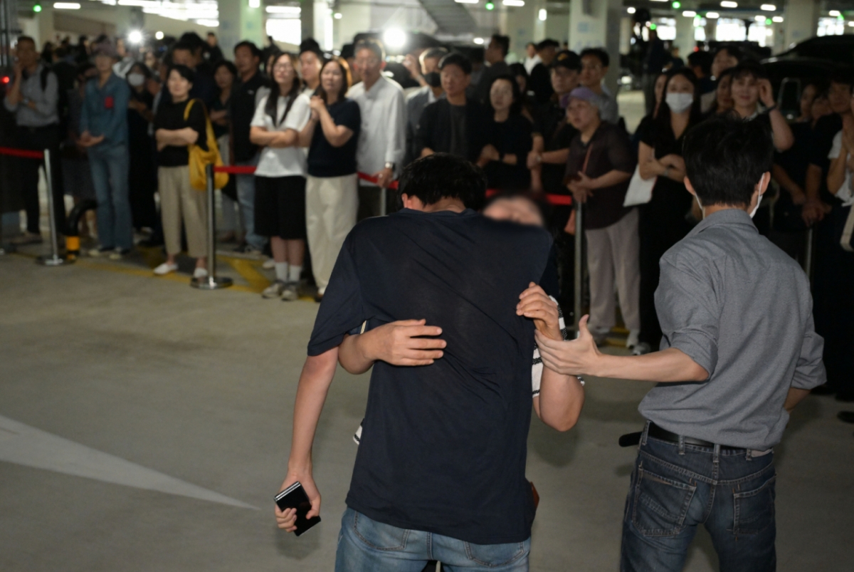 미국 이민 당국에 체포·구금됐다가 석방된 LG 엔솔 한국인 근로자들이 12일 오후 인천국제공항 P2 장기주차장에서 가족들과 상봉하고 있다. /사진=뉴시스