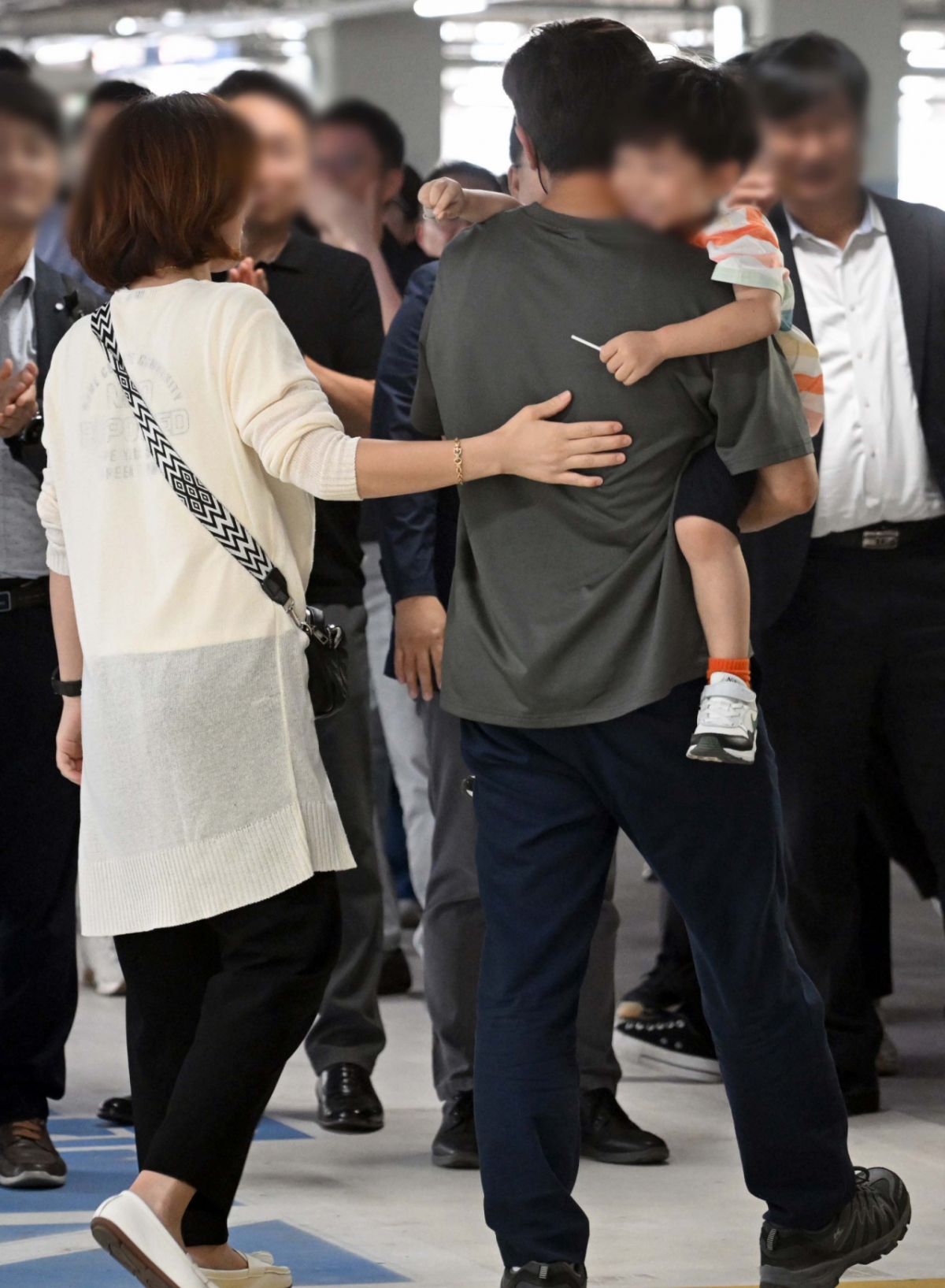 미국 이민당국에 의해 체포됐던 한국인 300여 명이 12일 인천국제공항 제2여객터미널을 통해 귀국해 가족들과 상봉하고 있다. (공동취재) /사진=뉴시스