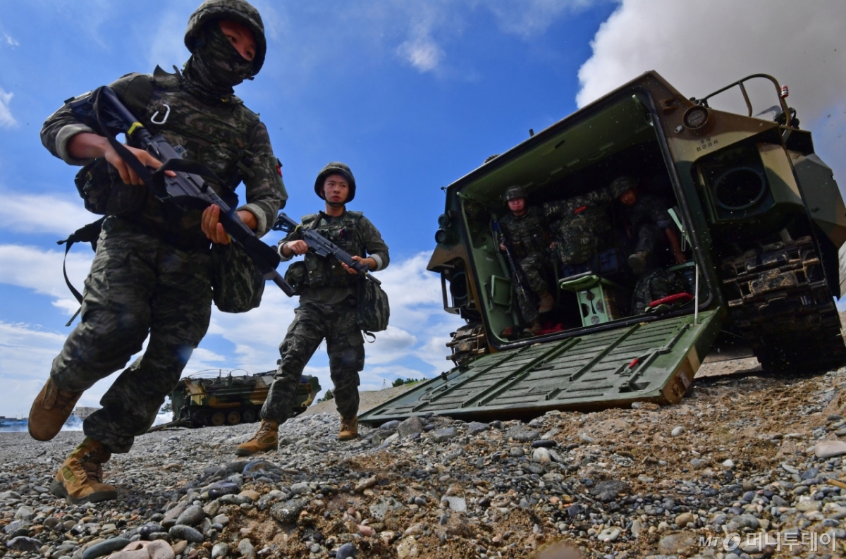 6일 경북 포항시 북구 송라면 해안에서 실시된 2025 한미 해병대 상륙훈련에서 한국 해병대원들이 한국형상륙돌격장갑차(KAAV)를 타고 해안에 상륙하고 있다. 기사와 무관./사진=뉴스1.