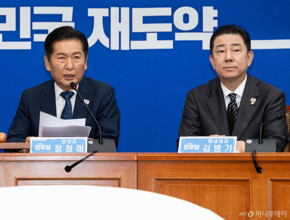 (서울=뉴스1) 이승배 기자 = 정청래 더불어민주당 대표가 12일 서울 여의도 국회에서 열린 최고위원회의에서 발언을 하고 있다. 김병기 원내대표가 정 대표의 발언을 듣고 있다. 2025.9.12/뉴스1  Copyright © 뉴스1. All rights reserved. 무단 전재 및 재배포,  AI학습 이용 금지. /사진=(서울=뉴스1) 이승배 기자