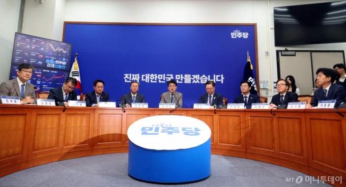 [서울=뉴시스] 조성봉 기자 = 진성준 더불어민주당 정책위의장이 30일 오전 서울 여의도 국회에서 열린 민주당-경제단체 상법 간담회에서 발언을 하고 있다. 왼쪽부터 김남근 원내민생부대표, 오기웅 중소기업중앙회 부회장, 허영 원내정책수석부표, 김창범 한국경제인협회 부회장, 진 정책위의장, 박일준 대한상공회의소 부회장, 이정문 정책위 수석부의장, 이동근 한국경영자총협회 부회장, 오기형 의원. 2025.06.30. suncho21@newsis.com /사진=조성봉