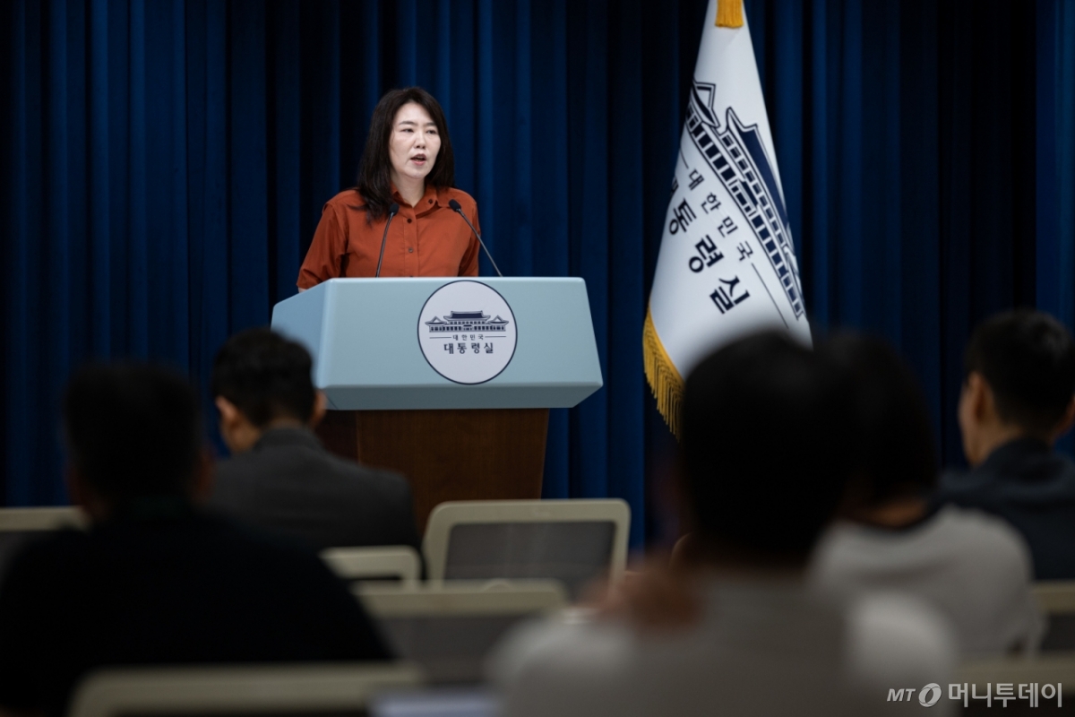 (서울=뉴스1) 이재명 기자 = 강유정 대통령실 대변인이 14일 서울 용산 대통령실 청사에서 강원 타운홀 미팅 폄훼 관련 브리핑을 하고 있다. 2025.9.14/뉴스1 Copyright © 뉴스1. All rights reserved. 무단 전재 및 재배포, AI학습 이용 금지. /사진=(서울=뉴스1) 이재명 기자