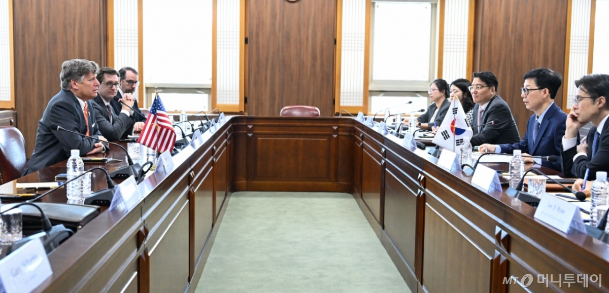 박윤주 외교부 제1차관과 크리스토퍼 랜다우 미국 국무부 부장관이 14일 서울 종로구 도렴동 외교부 청사에서 한미 외교차관 회담을 하고 있다. / 사진=외교부