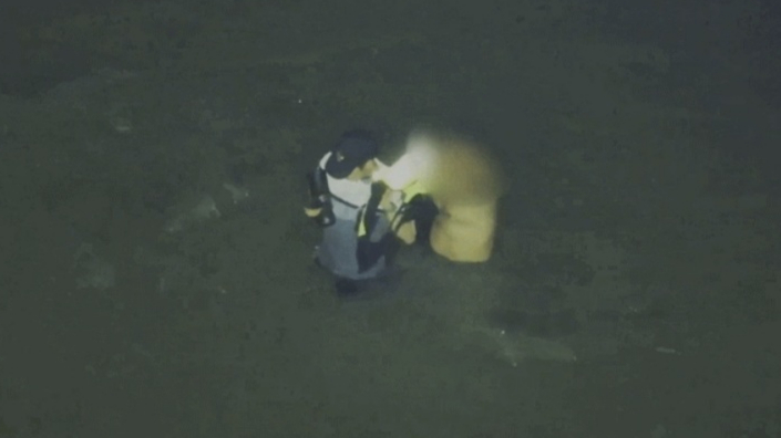 고(故) 이재석 경사가 구명 조끼를 70대 중국인에게 벗어주는 모습. /사진=뉴스1(인천해양경찰서 제공)