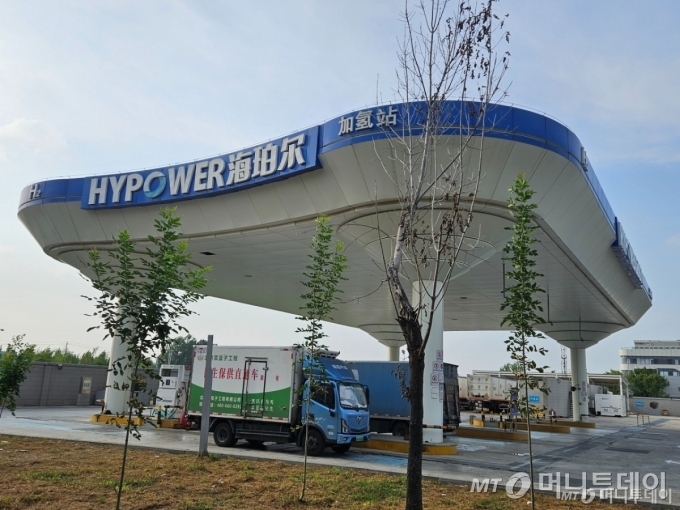 지난 11일 베이징 다싱구 '국제 수소에너지 시범구' 내에 설치된 세계 최대 수소충전소 하이파워에서 두 대의 냉장트럭이 수소를 충전하고 있다./사진=안정준 특파원