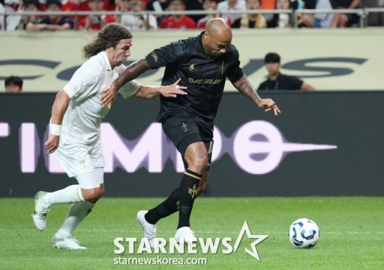 돌파하는 티에리 앙리(가운데). /사진=김진경 대기자