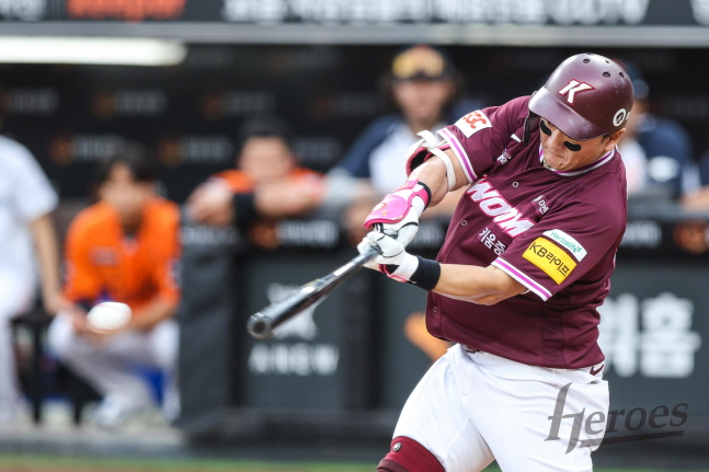 최주환이 안타를 날리고 있다. /사진=키움 히어로즈 제공