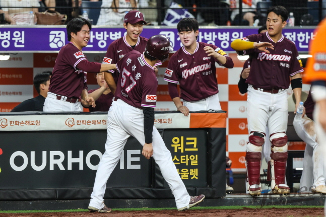 박주홍(왼쪽에서 2번째)이 득점 후 동료들의 환영을 받고 있다. /사진=키움 히어로즈 제공