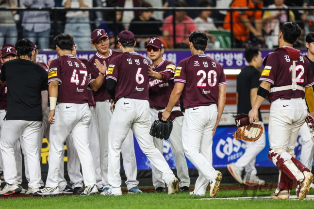 키움 선수단이 승리 후 코칭스태프와 하이파이브를 하고 있다. /사진=키움 히어로즈 제공