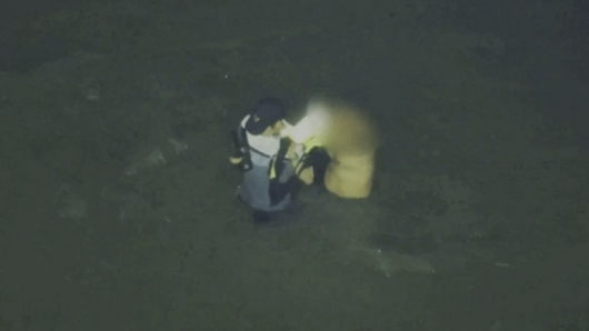 고(故) 이재석 경사가 구명 조끼를 70대 중국인에게 벗어주는 모습./사진=인천해양경찰서 제공