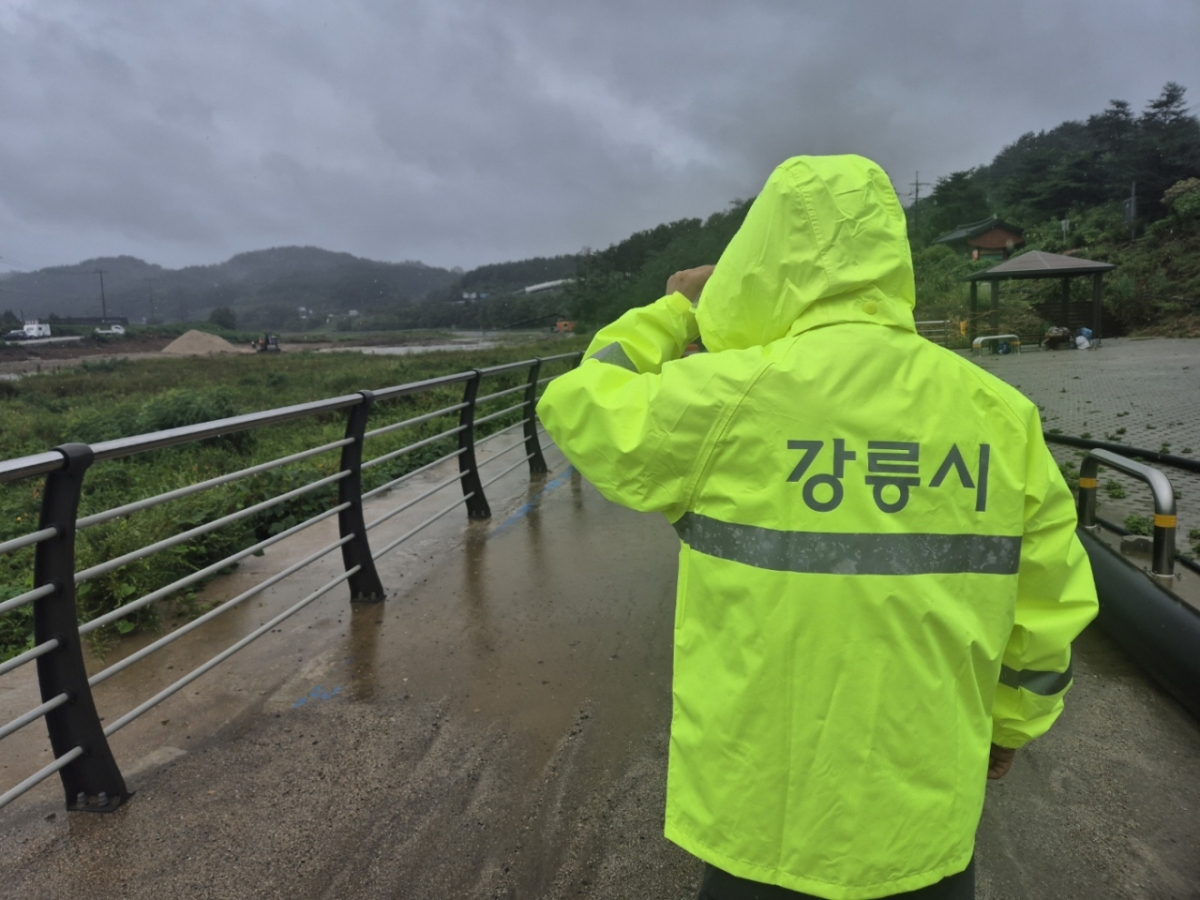 극심한 가뭄을 겪고 있는 강원 강릉지역에 많은 비가 내린 지난 13일 김홍규 강릉시장이 홍제동 남대천 임시취수장을 찾아 현장을 살피고 있다. /사진=뉴스1