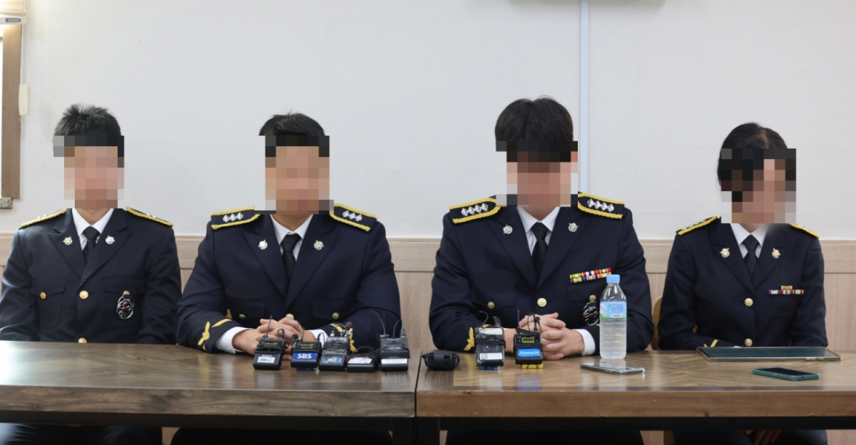 갯벌에 고립된 중국 국적 남성을 구하기 위해 구명조끼까지 벗어주고 숨진 인천해양경찰서 영흥파출소 소속 고(故) 이재석 경사 동료들이 15일 인천 동구 한 장례식장에서 기자회견을 하고 있다. /사진=뉴시스 