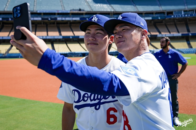 김혜성(왼쪽)과 야마모토가 함께 셀카를 찍는 모습. /사진=LA다저스 공식 SNS