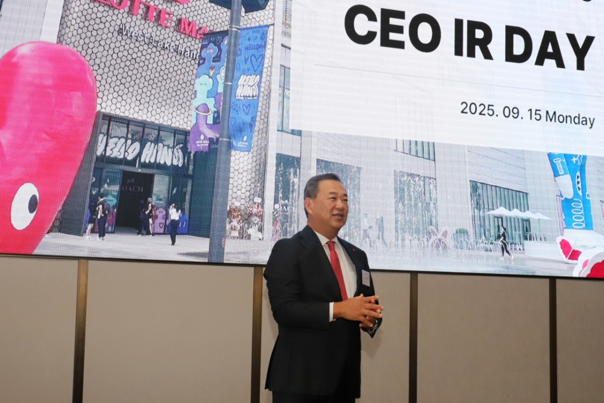 15일 서울 잠실 시그니엘 서울에서 열린 롯데쇼핑 'CEO IR DAY'에서 김상현 롯데쇼핑 대표이사 부회장이 참석자에게 주요 경영 전략을 발표하고 있다. /사진제공=롯데쇼핑