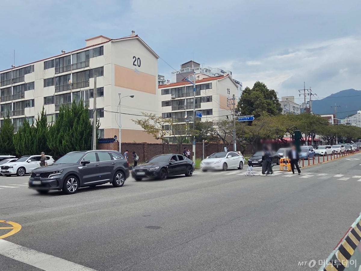 이재용 삼성전자 회장의 장남 이지호씨가 15일 오후 1시3분쯤 검은색 밴 차량을 타고 경남 창원시 진해구 진해기지사령부 제3정문으로 들어갔다. 낮 12시30분쯤부터 입영자들이 탄 차량들이 정문 앞에서 80m 가량 긴 줄을 이뤘다./사진=최지은 기자