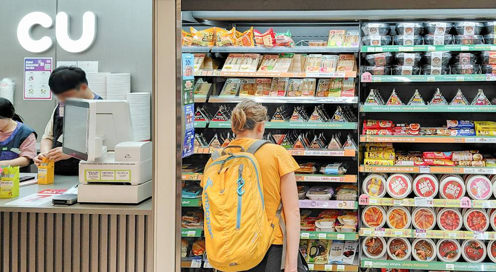 CU 명동역점을 방문한 외국인관광객이 김밥과 삼각김밥 등이 진열된 간편식 매대를 살펴보고 있다. /사진제공=BGF리테일 