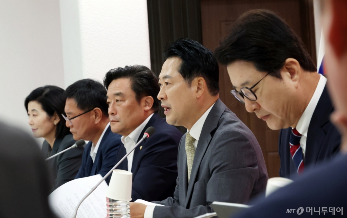 [부산=뉴시스] 하경민 기자 = 장동혁 국민의힘 대표가 15일 부산 수영구 부산시당에서 열린 현장 최고위원회에 참석, 발언을 하고 있다. 2025.09.15. yulnetphoto@newsis.com /사진=하경민