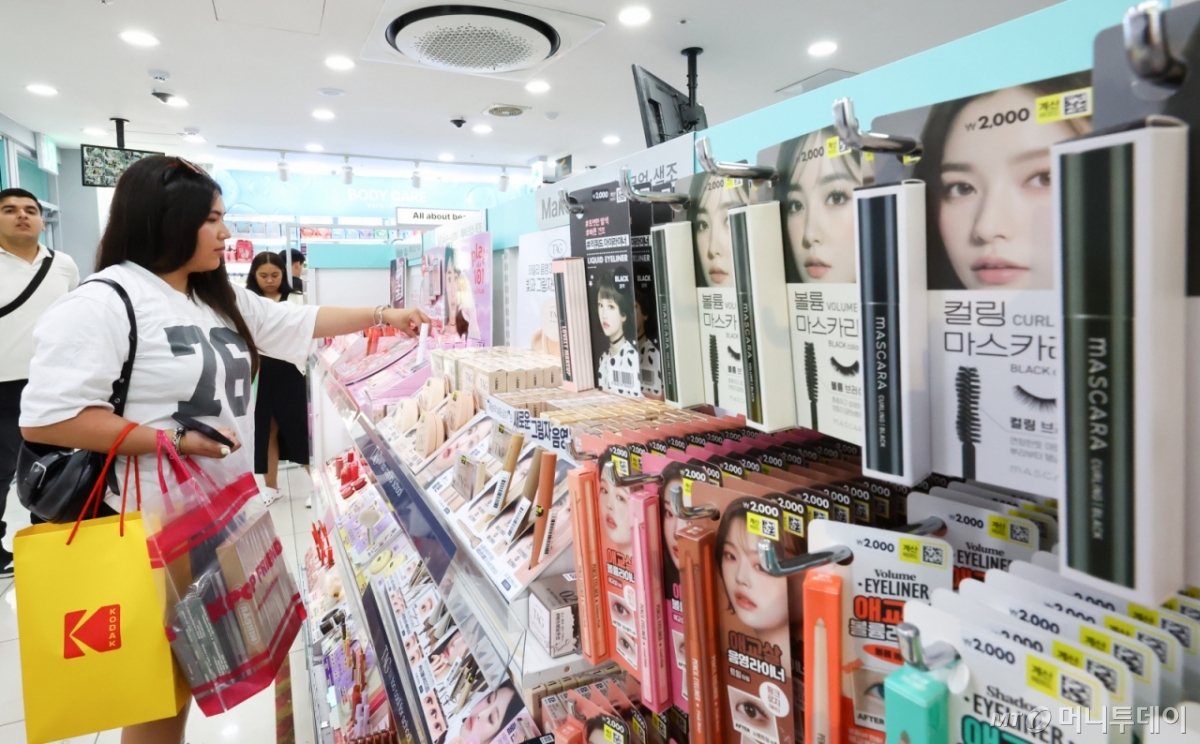 서울 시내 한 다이소 매장을 찾은 외국인 관광객들이 화장품을 살펴보고 있다. /사진제공=뉴시스