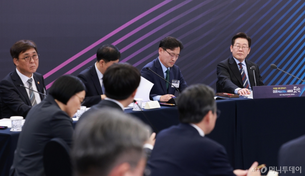 [서울=뉴시스] 고범준 기자 = 이재명 대통령이 15일 서울 성북구 한국과학기술연구원(KIST)에서 열린 제1차 핵심규제 합리화 전략회의에서 참석자 질문을 듣고 있다. 2025.09.15. bjko@newsis.com /사진=고범준